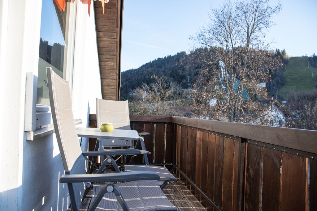 Balkon mit Tisch und Stühlen in Ferienwohnung in Garmisch-Partenkirchen