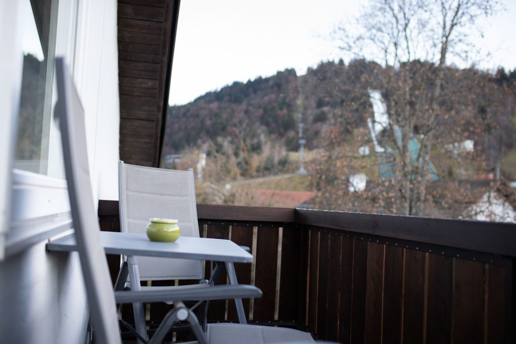 Balkon mit Stühlen in Ferienwohnung in Garmisch-Partenkirchen