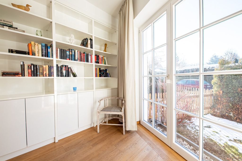 große Fenster mit Blick in den Garten in Ferienwohnung in Garmisch-Partenkirchen