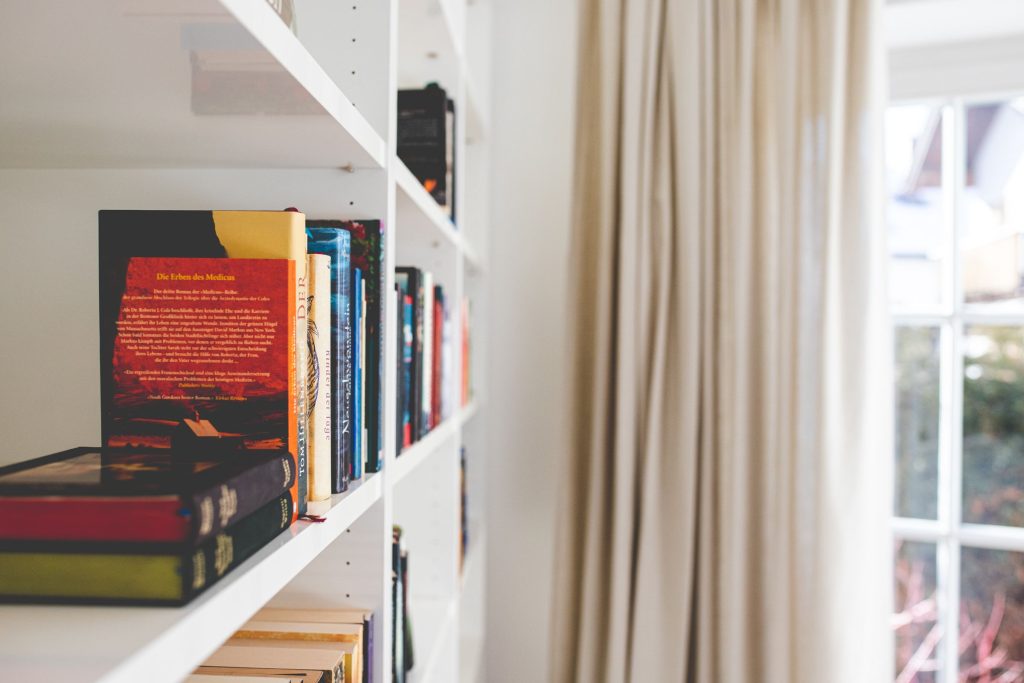 Bücherregal in weiß neben Fenster in Ferienwohnung in Garmisch-Partenkirchen