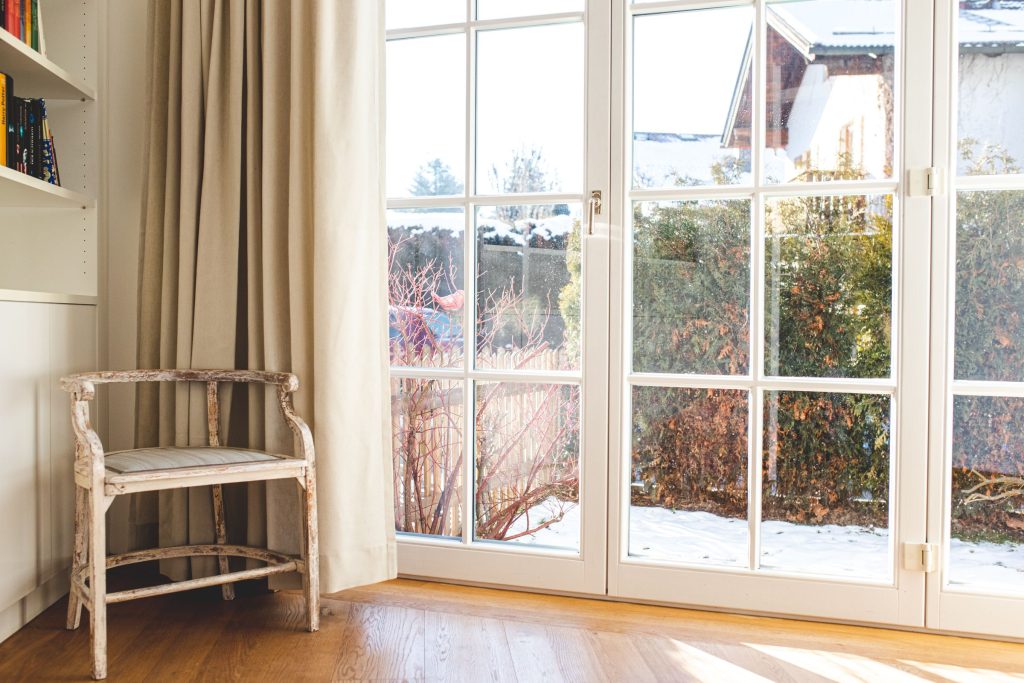 große Fenster mit Glastür in Ferienwohnung in Garmisch-Partenkirchen