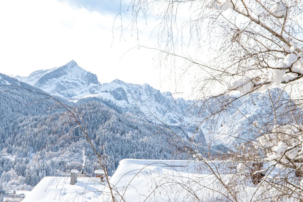 zugeschneite Landschaft in Ferienwohnung in Garmisch-Partenkirchen