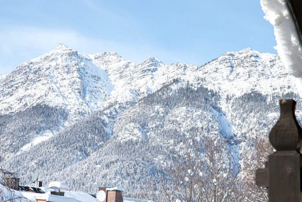 verschneite Berge in Ferienwohnung in Garmisch-Partenkirchen