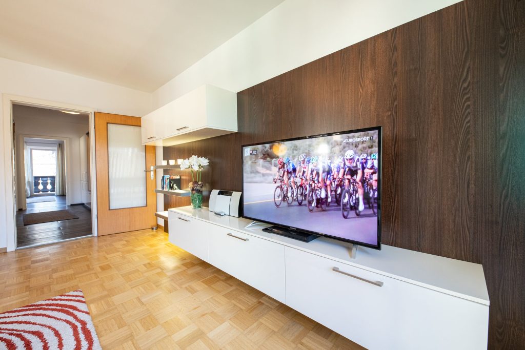 Sideboard und Fernseher in Ferienwohnung in Garmisch-Partenkirchenvvvvvvvvvvvv