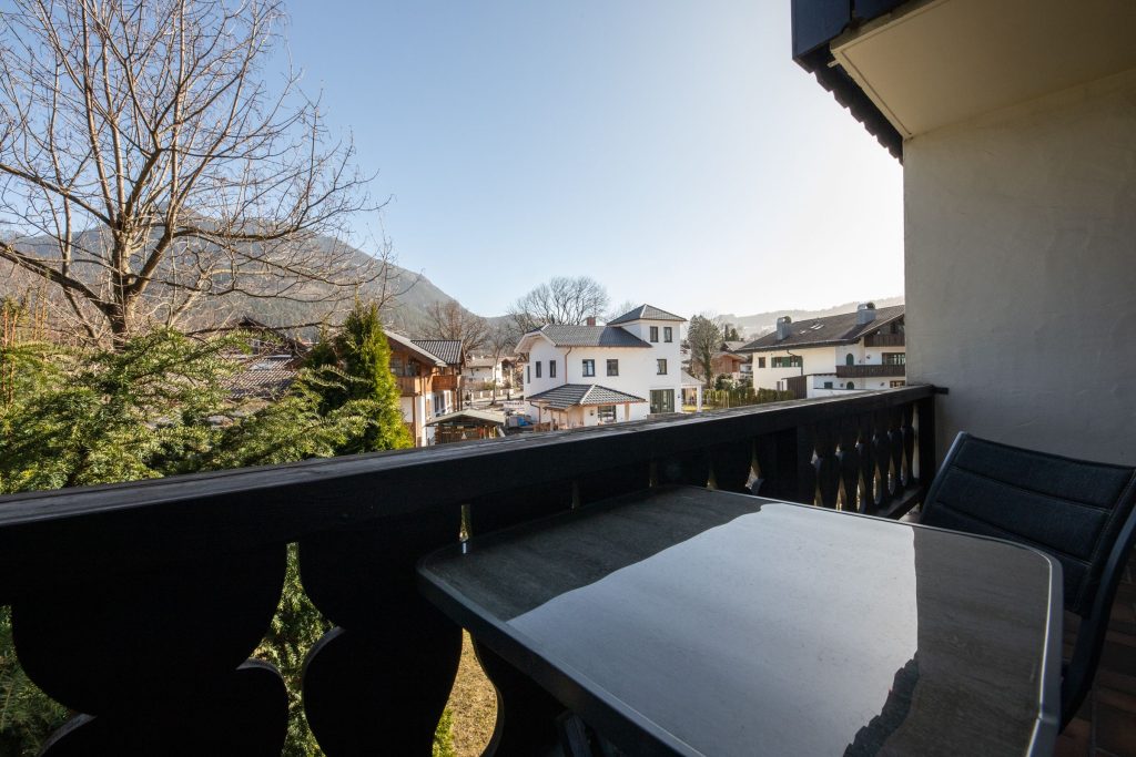 Balkon mit Tisch in Ferienwohnung in Garmisch-Partenkirchen