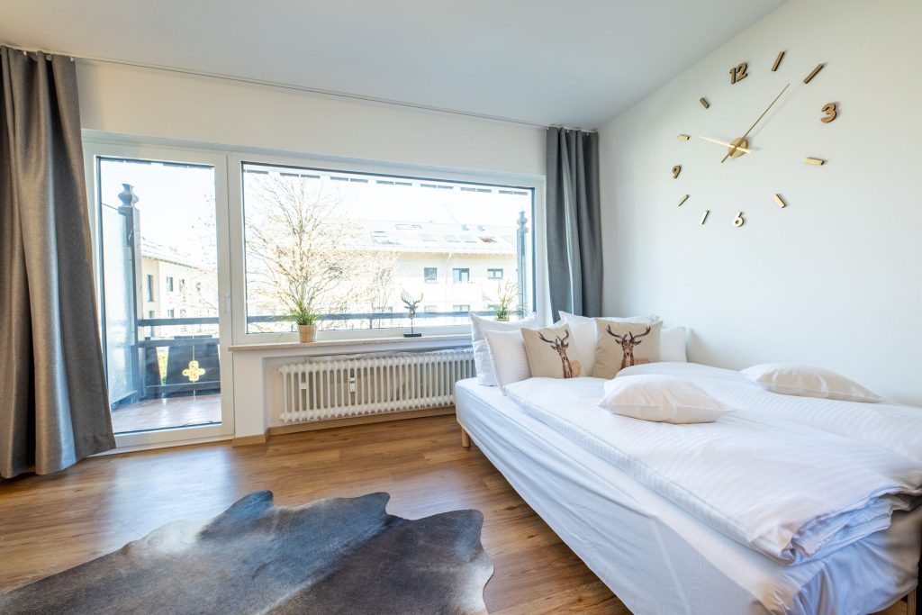 Schlafsofa mit einem tollen Ausblick  in Ferienwohnung in Garmisch-Partenkirchen