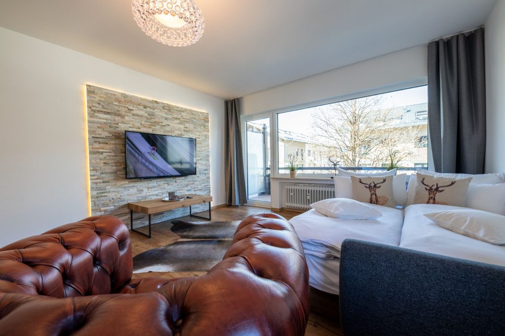 Schlafsofa mit Fernseher  in Ferienwohnung in Garmisch-Partenkirchen