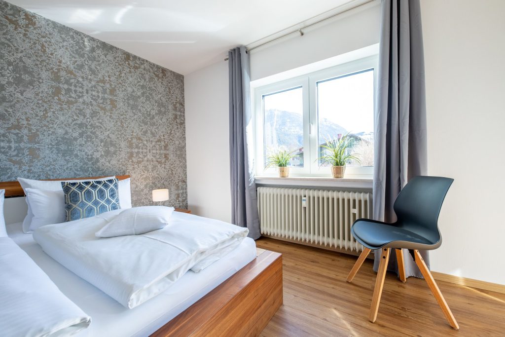 Schlafbereich mit einer Sitzmöglichkeit  in Ferienwohnung in Garmisch-Partenkirchen