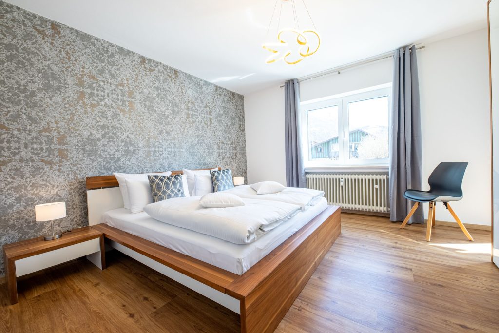 Schlafzimmer mit vielen Kissen  in Ferienwohnung in Garmisch-Partenkirchen