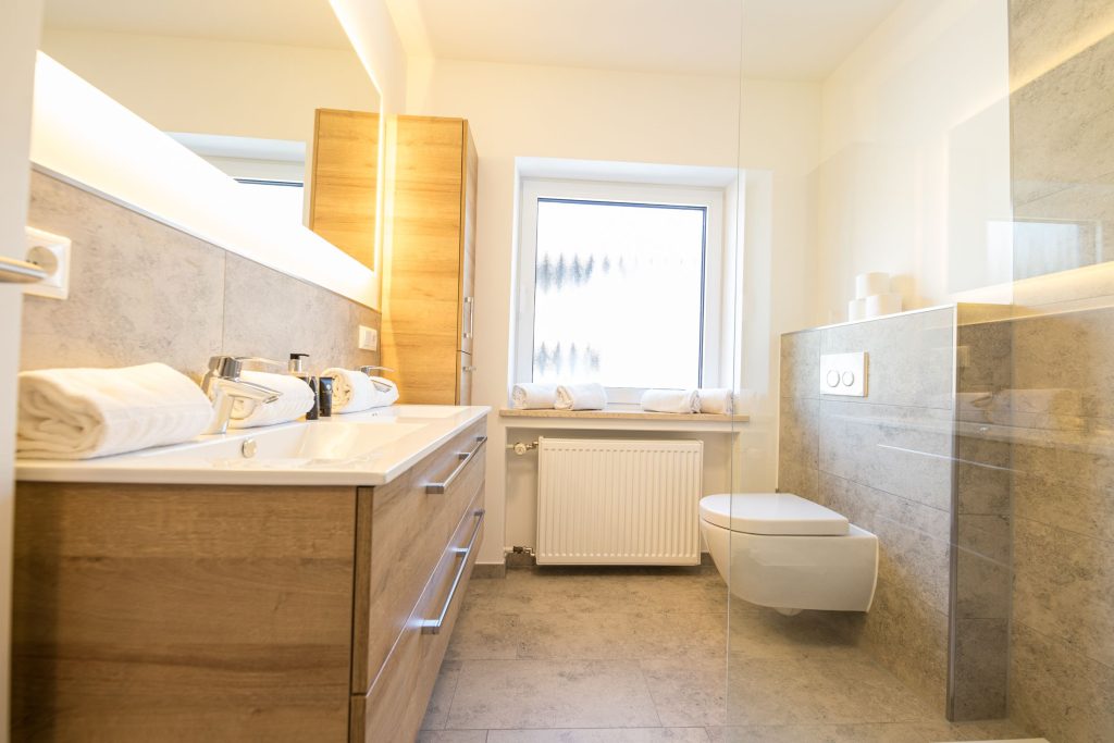 Badezimmer in grau in Ferienwohnung in Garmisch-Partenkirchen