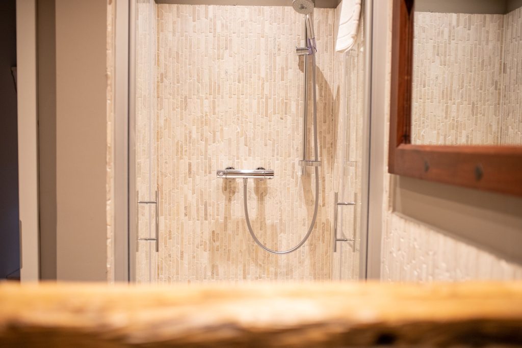 Badezimmer mit Dusche in Ferienwohnung in Garmisch-Partenkirchen