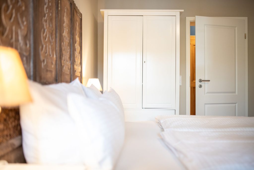 Schlafzimmer mit einem weißen Kleiderschrank in Ferienwohnung in Garmisch-Partenkirchen