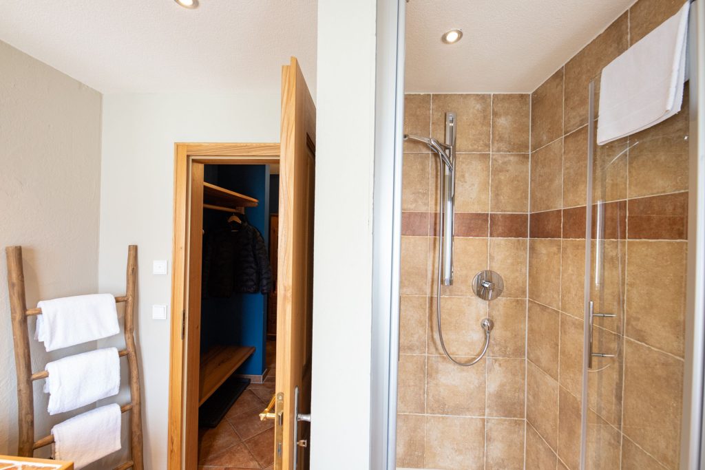 Badezimmer mit Dusche in Ferienwohnung in Garmisch-Partenkirchen