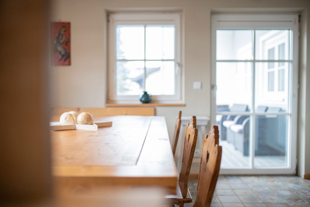 Essbereich mit Holztisch  in Ferienwohnung in Garmisch-Partenkirchen