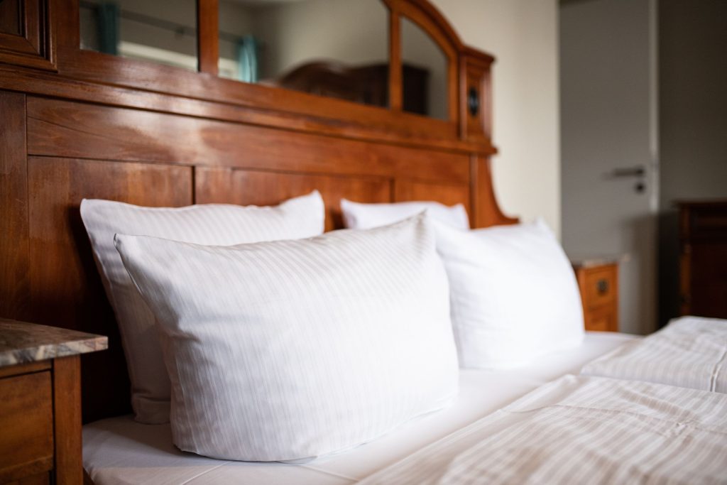 Schlafzimmer mit Bett und vielen Kissen in Ferienwohnung in Garmisch-Partenkirchen