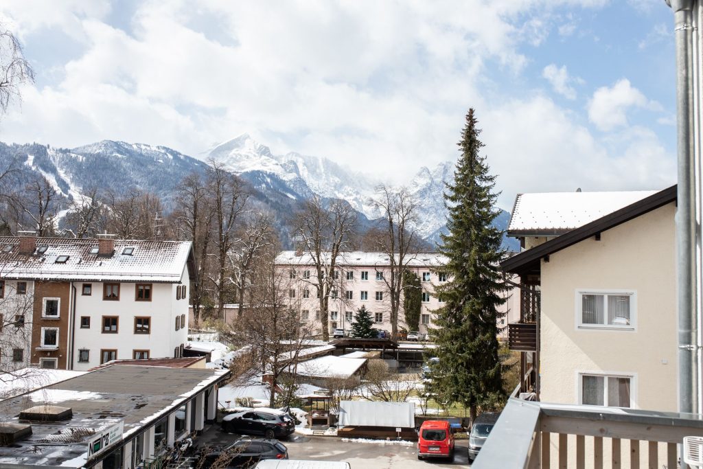 Ausblick vom Balkon  in Ferienwohnung in Garmisch-Partenkirchen