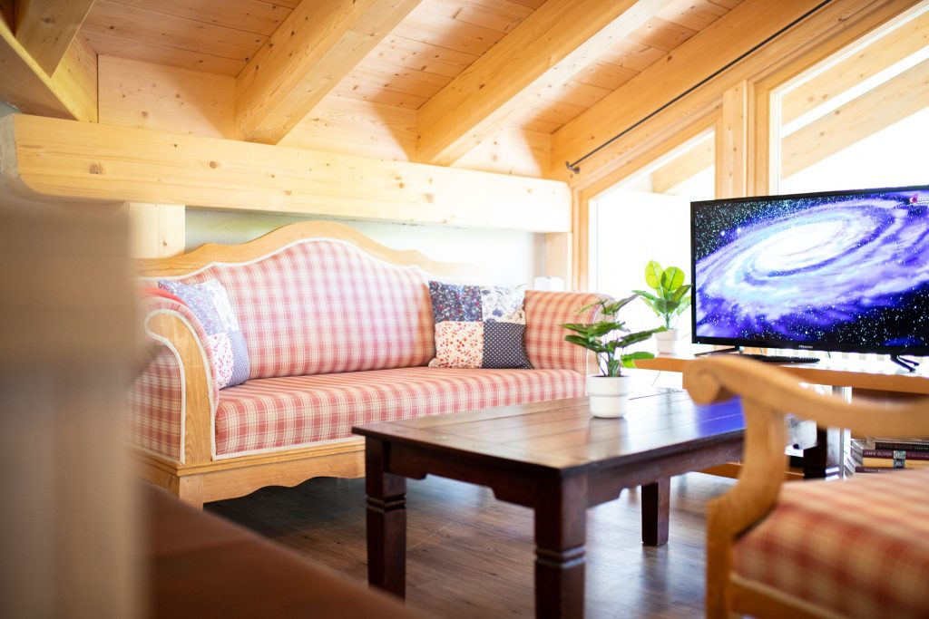 Wohnzimmer mit Fernseher in Ferienwohnung in Garmisch-Partenkirchen