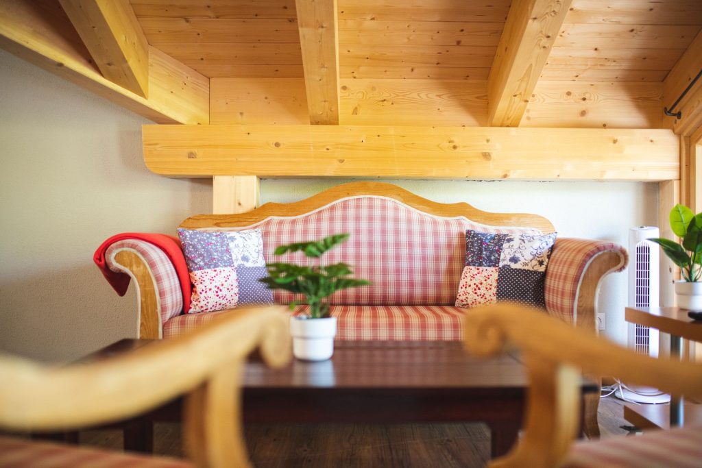 rot kariertes Sofa in Ferienwohnung in Garmisch-Partenkirchen