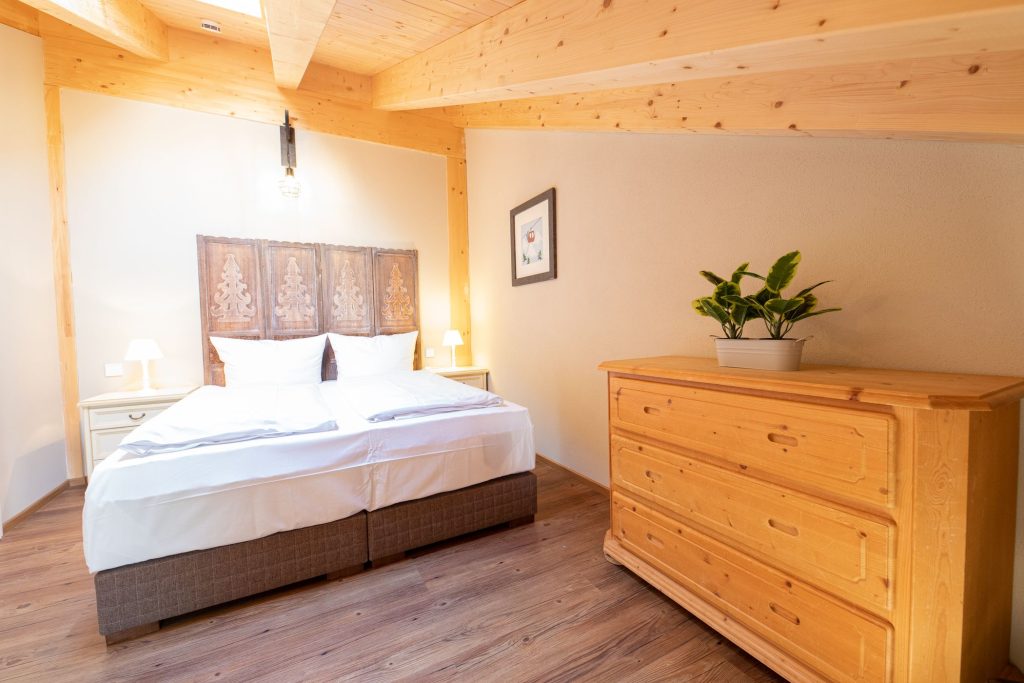 Schlafzimmer mit einem großen Bett  in Ferienwohnung in Garmisch-Partenkirchen