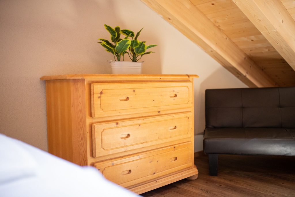 Kommode in braun und einem kleinen Sofa in schwarz in Ferienwohnung in Garmisch-Partenkirchen