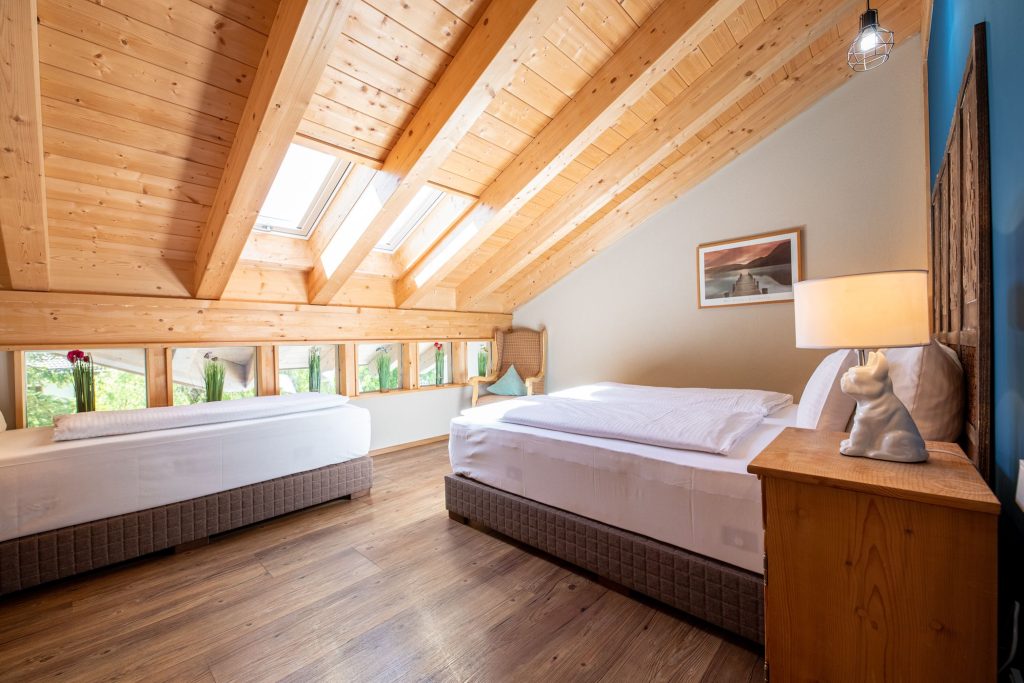 Betten mit einer blauen Wand  in Ferienwohnung in Garmisch-Partenkirchen