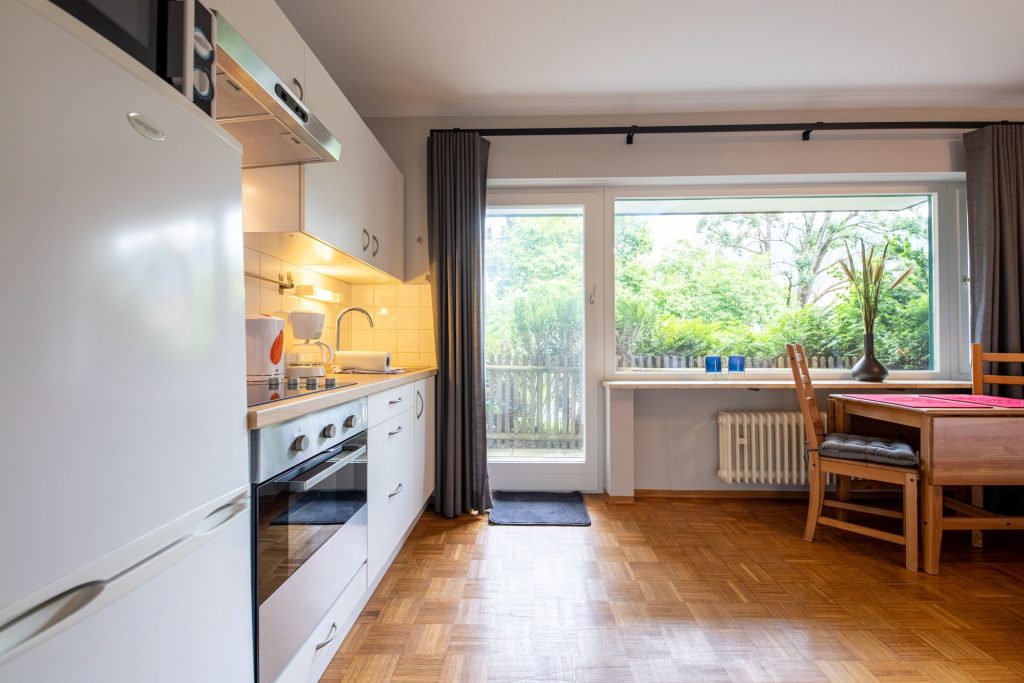 offene Küche mit Ausblick in Ferienwohnung in Garmisch-Partenkirchen