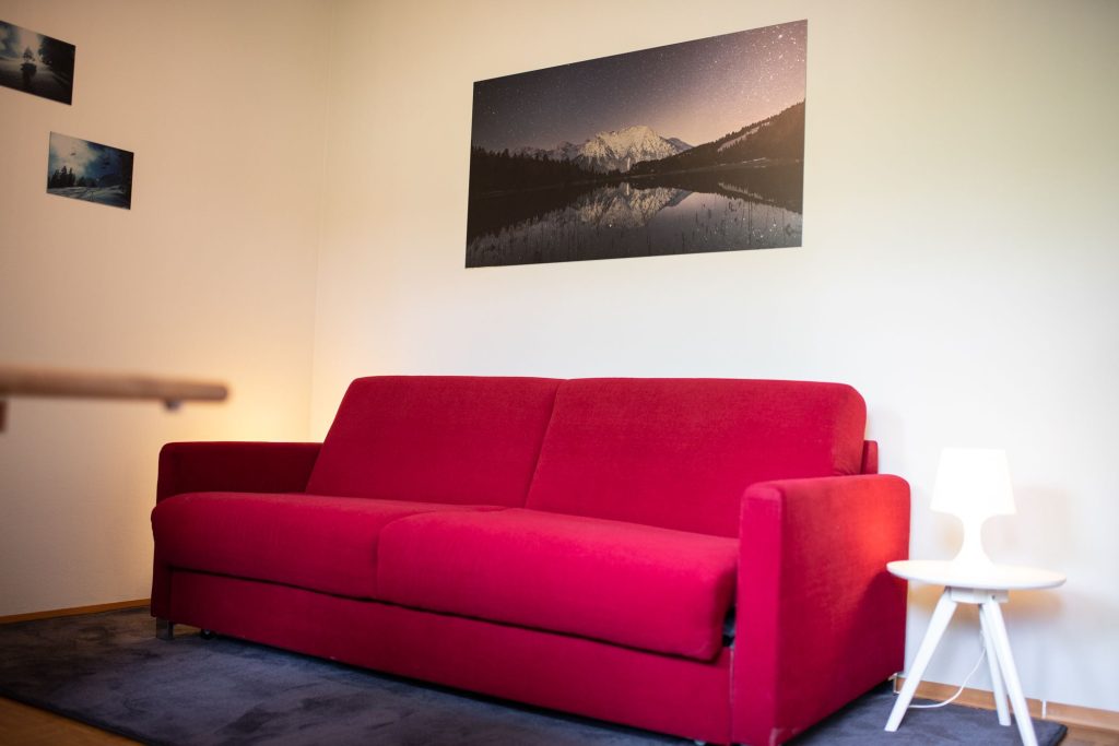 rotes Sofa in Ferienwohnung in Garmisch-Partenkirchen