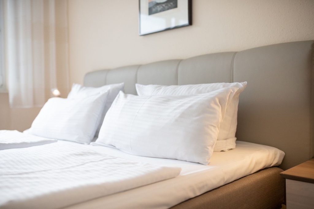 Doppelbett mit Kissen in Ferienwohnung in Garmisch-Partenkirchen