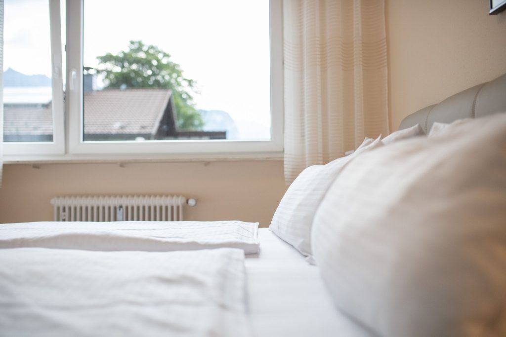 Doppelbett in Ferienwohnung in Garmisch-Partenkirchen