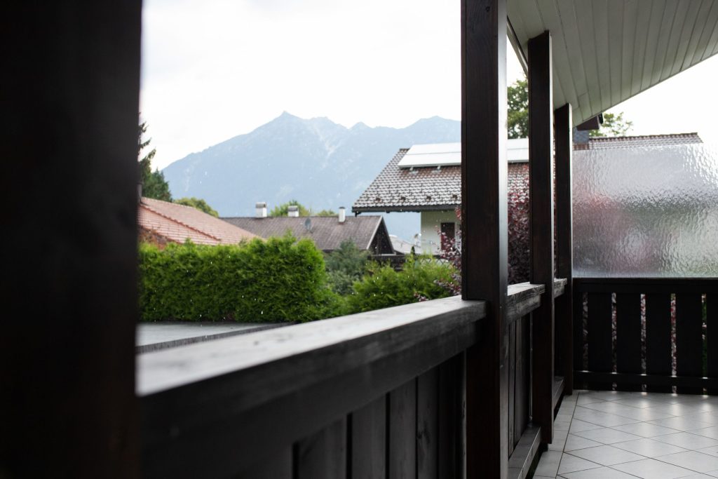 Balkon mit Überdachung in Ferienwohnung in Garmisch-Partenkirchen