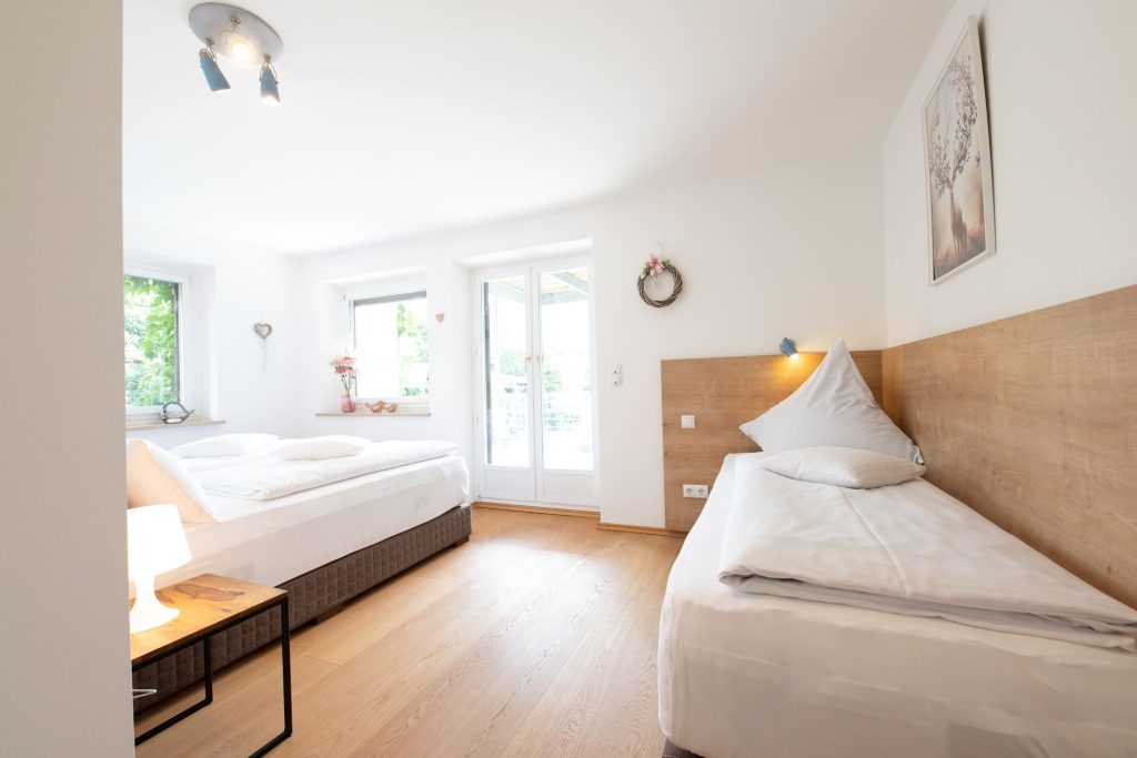 Schlafzimmer in einem hellen braun in Ferienwohnung in Garmisch-Partenkirchen