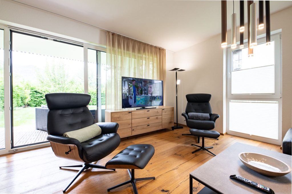 Wohnzimmer mit holz farbenen Sideboard in Ferienwohnung in Garmisch-Partenkirchen