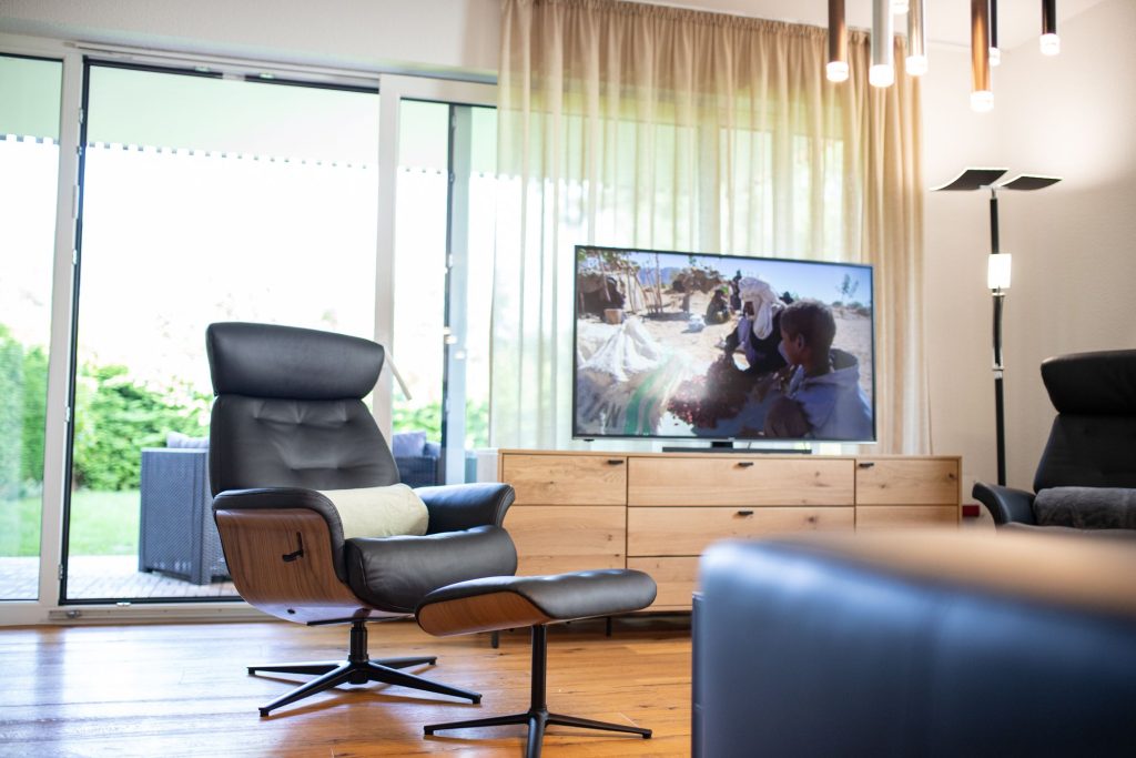 Wohnzimmer mit Fernseher in Ferienwohnung in Garmisch-Partenkirchen