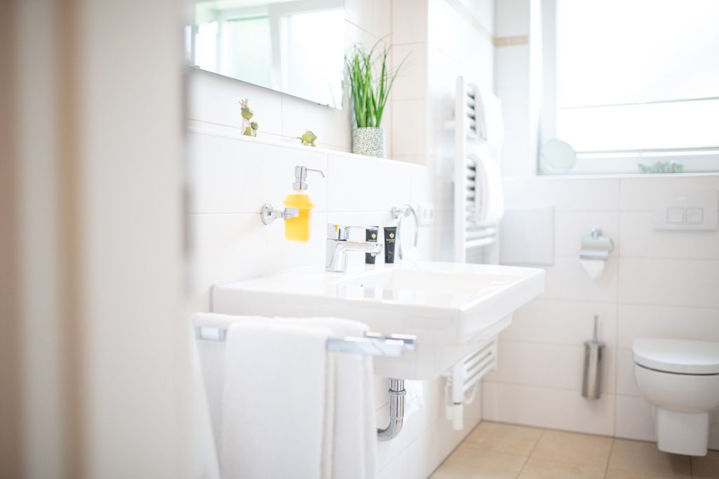 Badezimmer mit einem weißen Waschbecken in Ferienwohnung in Garmisch-Partenkirchen