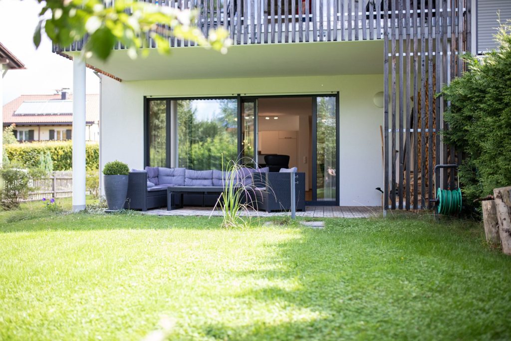 überdachte Sitzecke im Garten  in Ferienwohnung in Garmisch-Partenkirchen