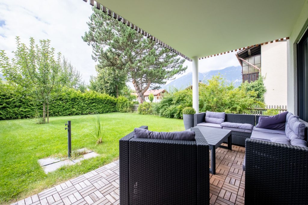 Sitzbereich auf der Terrasse in Ferienwohnung in Garmisch-Partenkirchen