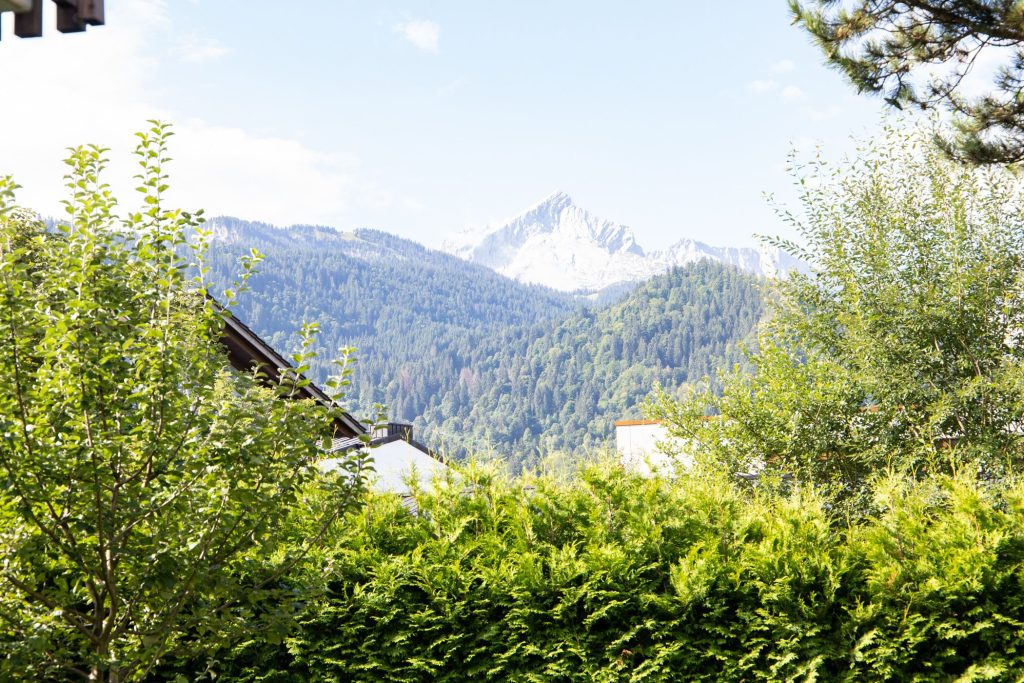 Ausblick auf die Berge in Ferienwohnung in Garmisch-Partenkirchen