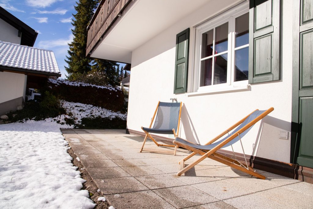 Terrasse mit Liegen in Ferienwohnung in Garmisch-Partenkirchen