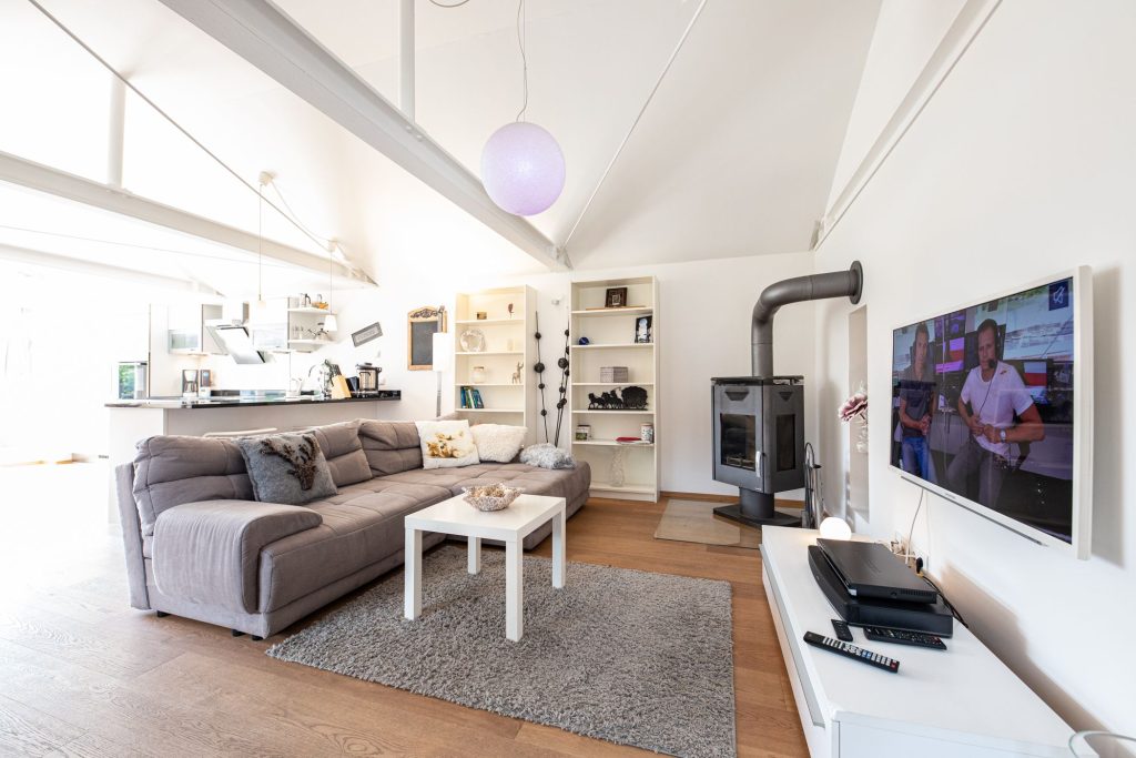 Wohnzimmer mit einem weißen Sideboard  in Ferienwohnung in Garmisch-Partenkirchen