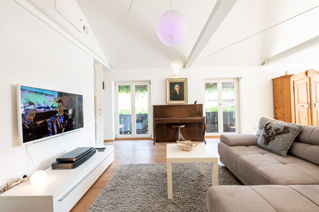 Wohnzimmer mit einem Fernseher in Ferienwohnung in Garmisch-Partenkirchen