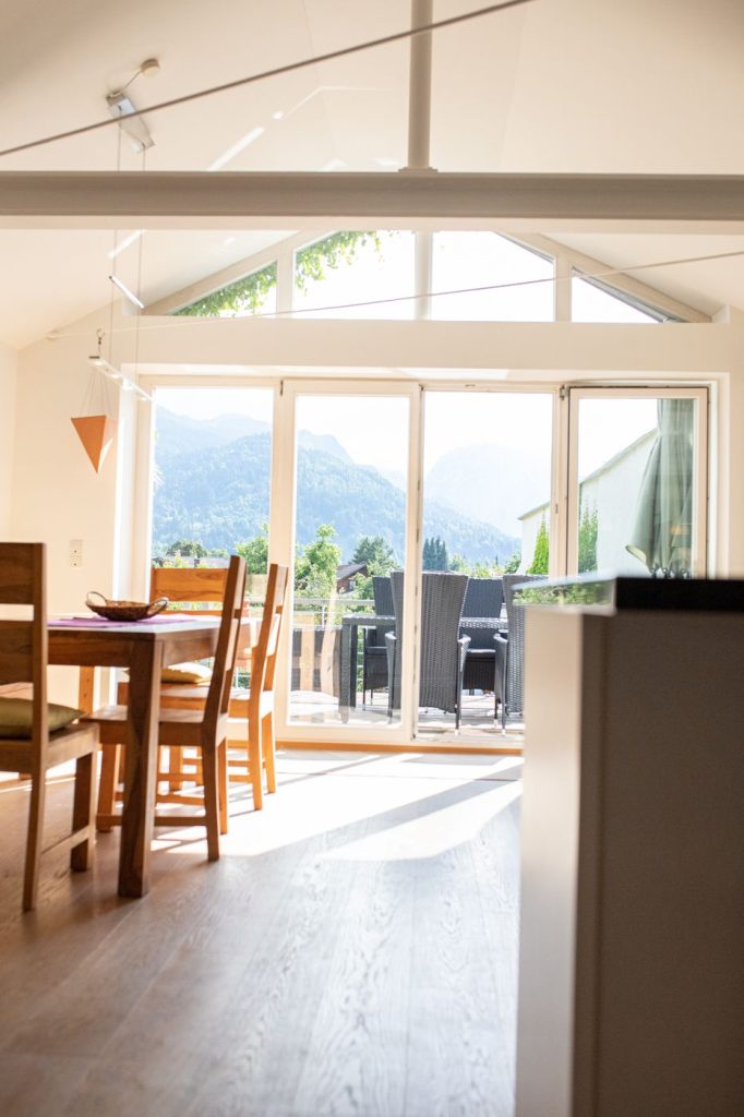 Ausblick auf die Berge von der Küche  in Ferienwohnung in Garmisch-Partenkirchen