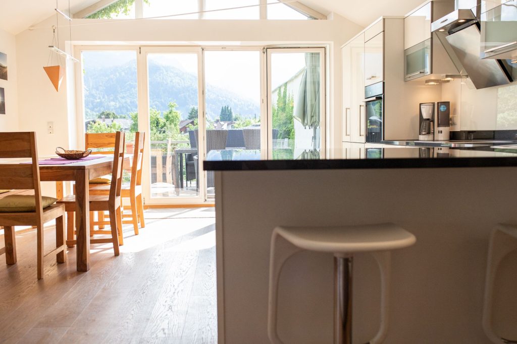 Küche mit Ausblick  in Ferienwohnung in Garmisch-Partenkirchen