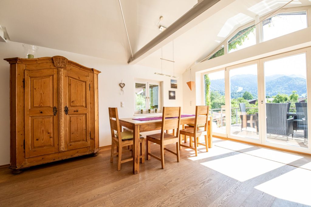 Essbereich mit einem Schrank in Ferienwohnung in Garmisch-Partenkirchen