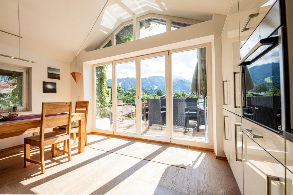 große Fenster mit einem tollen Ausblick in Ferienwohnung in Garmisch-Partenkirchen