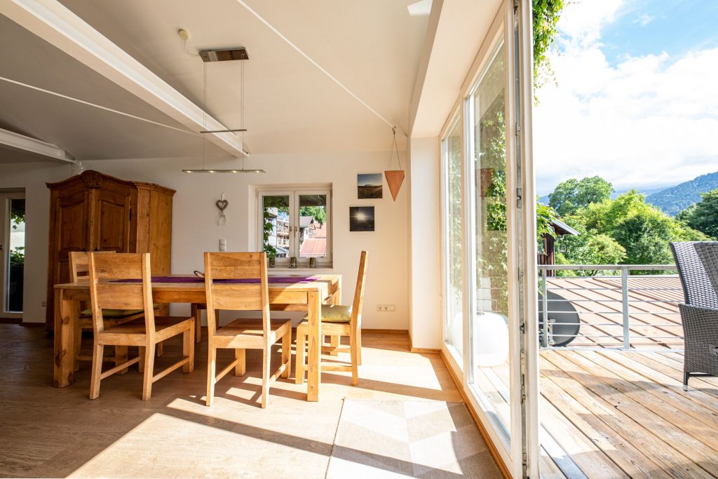 Esszimmer mit einem Holztisch in Ferienwohnung in Garmisch-Partenkirchen