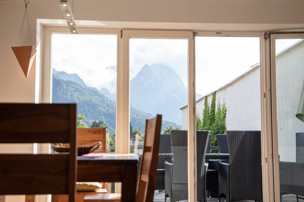 Ausblick vom Esszimmer in Ferienwohnung in Garmisch-Partenkirchen