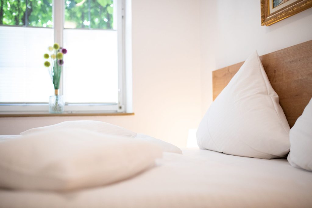 Schlafzimmer mit vielen Kissen in Ferienwohnung in Garmisch-Partenkirchen