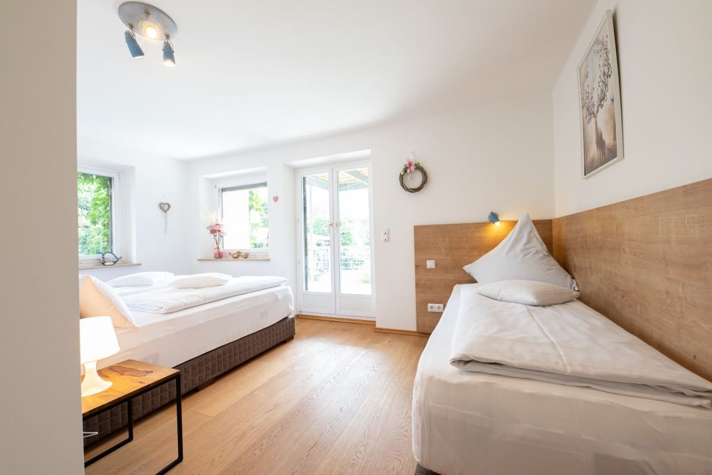 Schlafzimmer mit einem Einzel- und einem Doppelbett  in Ferienwohnung in Garmisch-Partenkirchen