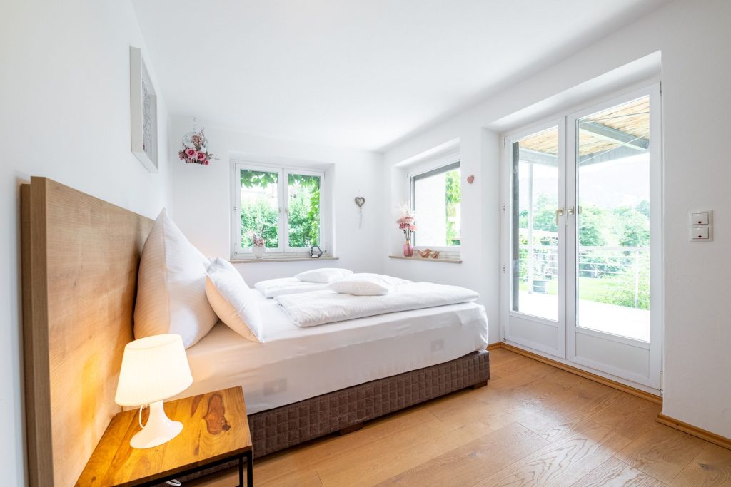 Schlafzimmer mit einem großen Bettb in Ferienwohnung in Garmisch-Partenkirchen