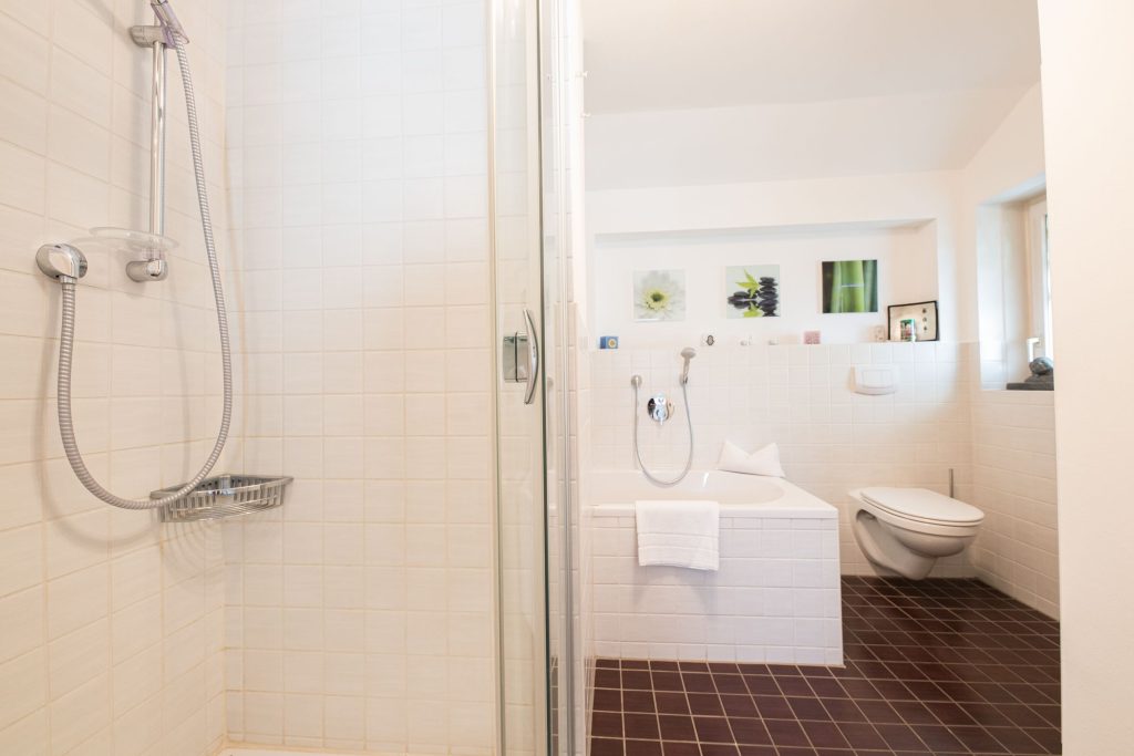 Badezimmer mit Dusche und Badewanne in Ferienwohnung in Garmisch-Partenkirchen